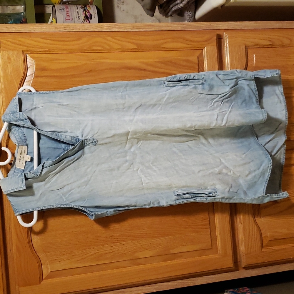 Like new sleeveless collared dress with pockets.